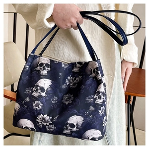 Dettaglio della borsa tote in tessuto oxford blu con stampa floreale e teschio