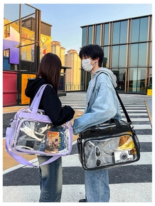 Détail de grands sacs en PVC violets et noirs avec poches latérales en filet et bandoulières