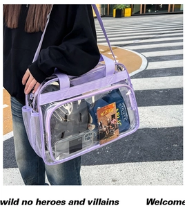 Détail du sac cabas en PVC transparent violet avec poche latérale en maille blanche