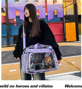 Vue détaillée du grand sac cabas violet transparent en PVC montrant l'espace de rangement