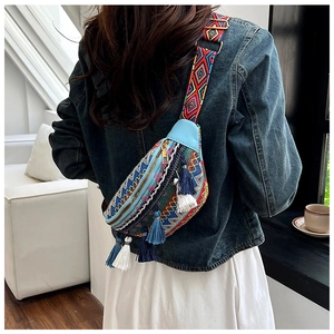 Detailaufnahme der ethnischen Boho-Brusttasche mit Stickerei und dekorativen Quasten