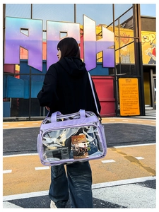 Détail de style urbain d'un sac à main en PVC transparent violet avec contenu