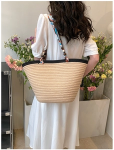 Détail du sac cabas en paille avec poignée en foulard de soie et perles en bois