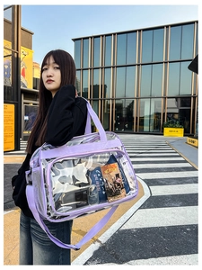 Détail du grand sac cabas transparent en PVC violet avec poche latérale en filet