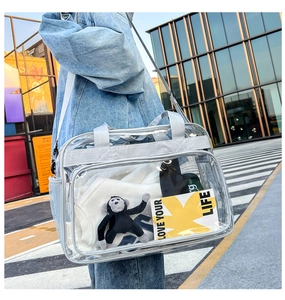 Sac transparent en PVC avec bandoulière réglable présenté dans une scène de rue