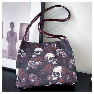 Borsa tote in oxford con stampa gotica di teschi e fiori e manici rosso scuro
