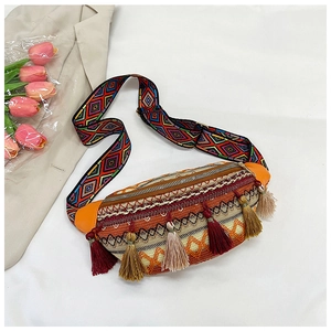 Boho-Umhängetasche in Orange mit Stickereien, Fransen und breitem gewebtem Schultergurt
