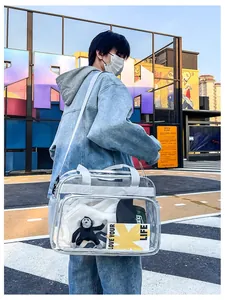 Vue détaillée d'un sac à bandoulière en PVC transparent avec sangles en nylon blanc et bandoulière