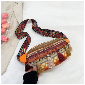 Ethno-Webtasche mit bunten Fransenquasten und geometrischem breitem Schultergurt