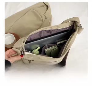 Interno spazioso della borsa tote beige in Oxford con scomparto principale e tasche laterali
