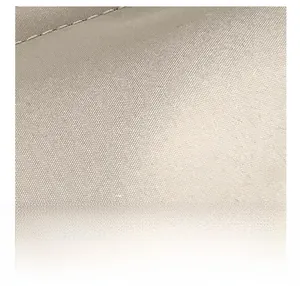 Dettaglio macro del tessuto Oxford beige ad alta densità con cuciture precise e trama fine
