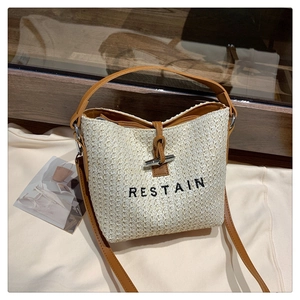 Sac Seau Tissé en Paille pour Femmes Sac à Bandoulière Rétro Avec Sangle en Similicuir Broderie de Lettres Fermoir en Corne Métal