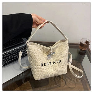 Sac seau chic en paille tressée crème avec broderie RESTAIN et lanières en cuir