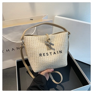 Sac seau tissé crème minimaliste avec broderie RESTAIN et poignée en cuir élégante