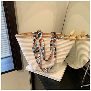 Sac fourre-tout en coton tissé minimaliste avec foulard en soie et poignée en bois