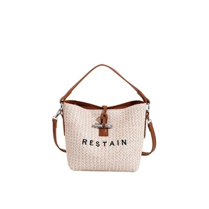 Sac seau rétro en paille tressée avec lanières en cuir marron et lettrage brodé