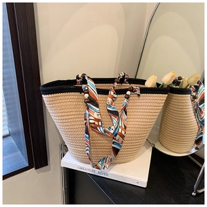 Grand sac cabas en paille tissée avec poignées perlées et détail foulard bohème