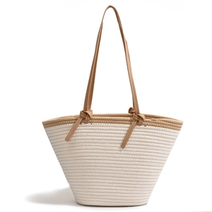 Sac fourre-tout tissé à la main à la mode avec bretelles brunes et tissu texturé crème