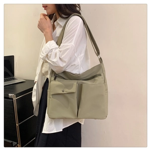 Dettaglio della borsa tote in nylon verde oliva con tasca magnetica e cerniera