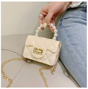 Détail du mini sac gelée crème avec motif matelassé et poignée en perles