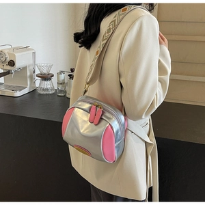 Detailsicht der silbernen PU-Umhängetasche mit rosa Kontrast und Web-Schultergurt