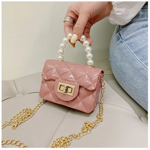 Détail du sac jelly rose matelassé avec grande poignée en perles et chaîne dorée