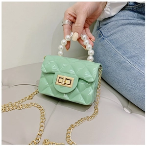 Détail du mini sac gelée matelassé vert menthe avec poignée perle et chaîne dorée