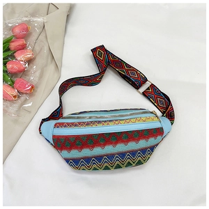 Ethno-Boho-Umhängetasche mit bunten geometrischen Mustern und blauem Lederbesatz