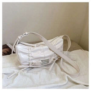 Sac bandoulière plissé en cuir PU blanc cassé avec nœuds et plaque métallique chic