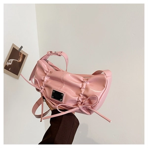 Sac sous le bras chic en similicuir rose brillant avec rubans et design plissé