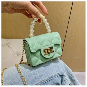 Détail du mini sac matelassé vert menthe avec anse en perles et fermoir doré chic