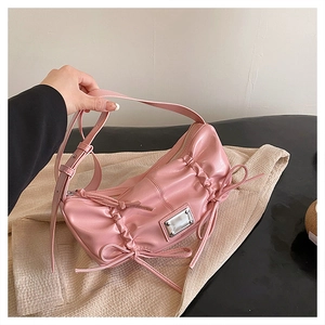 Sac à bandoulière en cuir PU brillant rose à la mode avec détails de nœuds et plaque