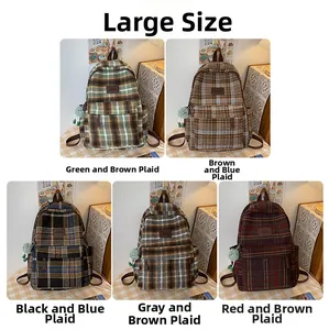 Vue détaillée de cinq sacs à dos à carreaux de différentes couleurs avec un charme vert