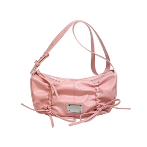 Sac à épaule rose en cuir verni avec design plissé chic et nœuds décoratifs