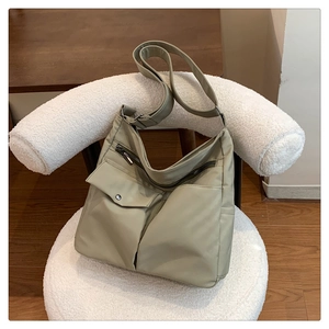 Elegante borsa a tracolla in tessuto oxford kaki chiaro con tasche multiple e tracolla