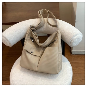 Borsa a tracolla minimalista in tessuto oxford beige con tasche multiple e tracolla regolabile