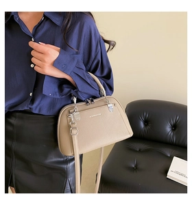 Détail du sac à main beige en similicuir grainé avec ferrures argentées et bandoulière