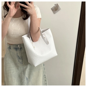 Détail du sac cabas en cuir PU tressé blanc avec motif Intrecciato et rivets métalliques