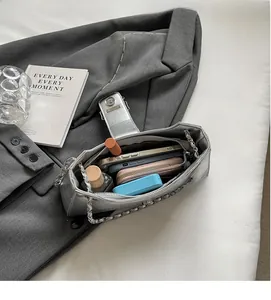 Borsa a tracolla argento vista interna che mostra la grande capacità di carico per oggetti