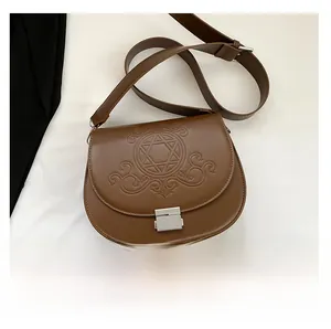 Détail du sac besace en cuir PU marron avec motif d'étoile à six branches en relief