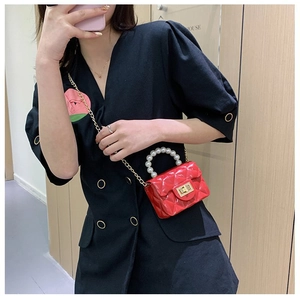 Mini sac rouge verni pour fille avec poignée en perles et bandoulière chaîne dorée