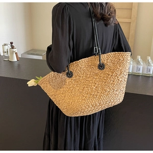 Grand sac fourre-tout en paille tressée naturelle avec fines anses noires chic