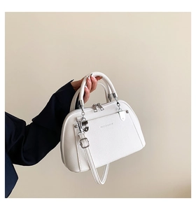 Détail du sac à main blanc en cuir PU texturé avec bandoulière et finitions argentées