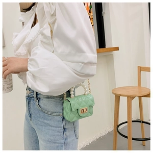 Détail du mini sac matelassé vert menthe avec anse en perles et bandoulière dorée