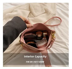 Vue détaillée d'un sac seau rose en cuir montrant une grande capacité intérieure