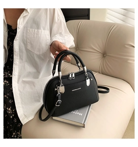 Détails du sac à bandoulière noir grainé avec ferrures argentées et texte de mode chic
