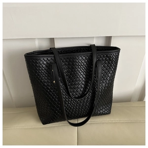 Sac fourre-tout tressé noir minimaliste en cuir PU avec de fines bretelles élégantes