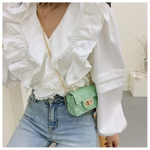 Gros plan du mini sac jelly vert menthe avec anse en perles et chaîne dorée