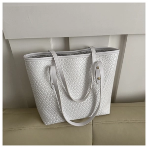 Grand sac cabas en cuir tressé blanc avec doubles poignées et rivets dorés chics