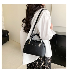 Sac à bandoulière en cuir grainé noir tendance avec ferrures argentées et détails de texte